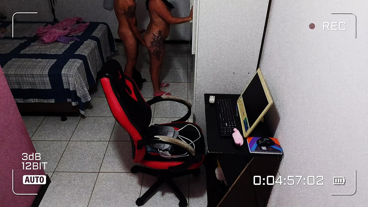 CASADA TRAINDO O MARIDO COM VIZINHO DA CASA AO LADO