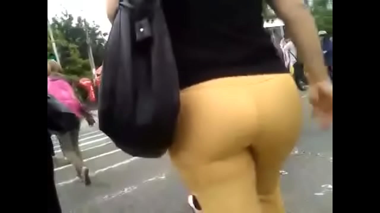 culona pantalon amarillo embarrado