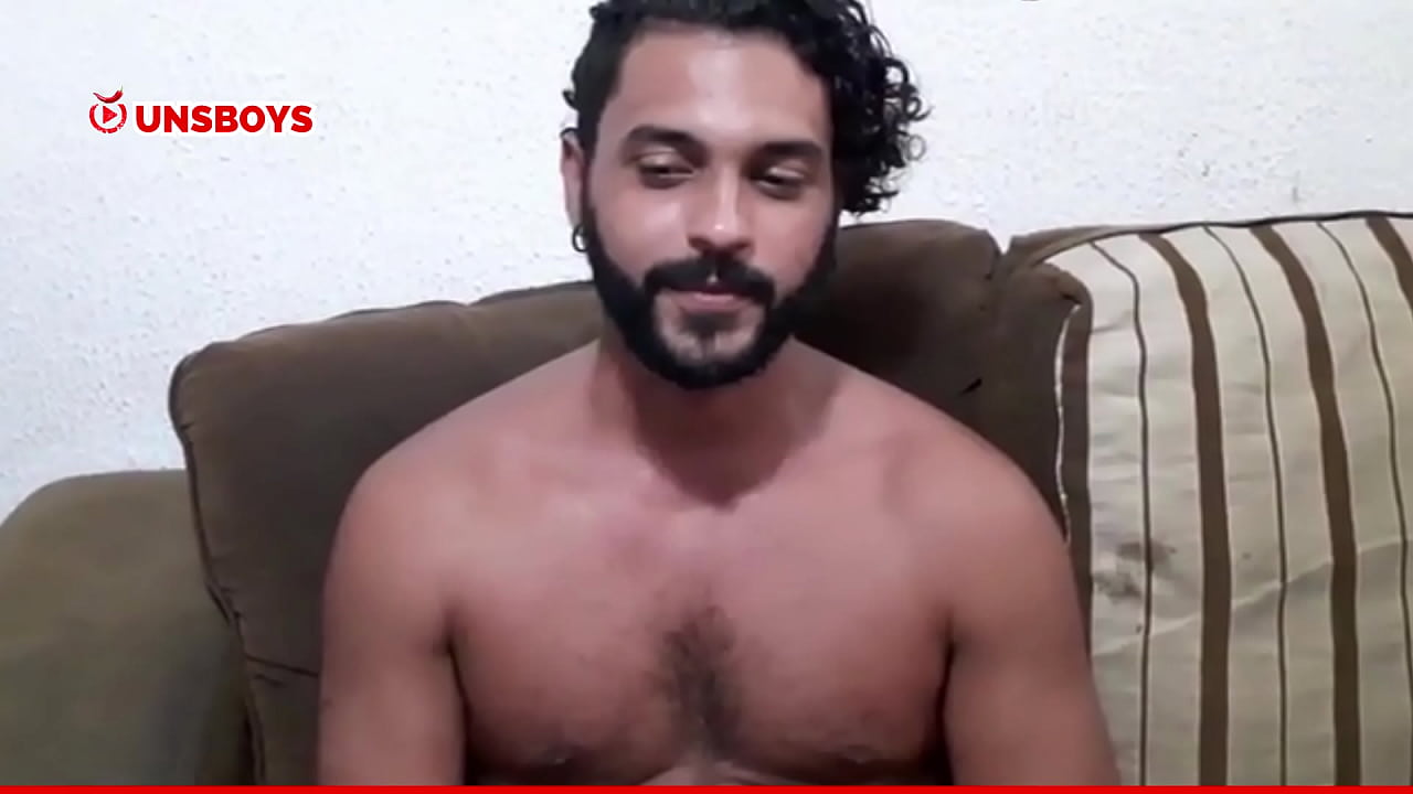 Ator pornô brasileiro participa de  entrevista caliente l   vídeos completos em UNSBOYS.