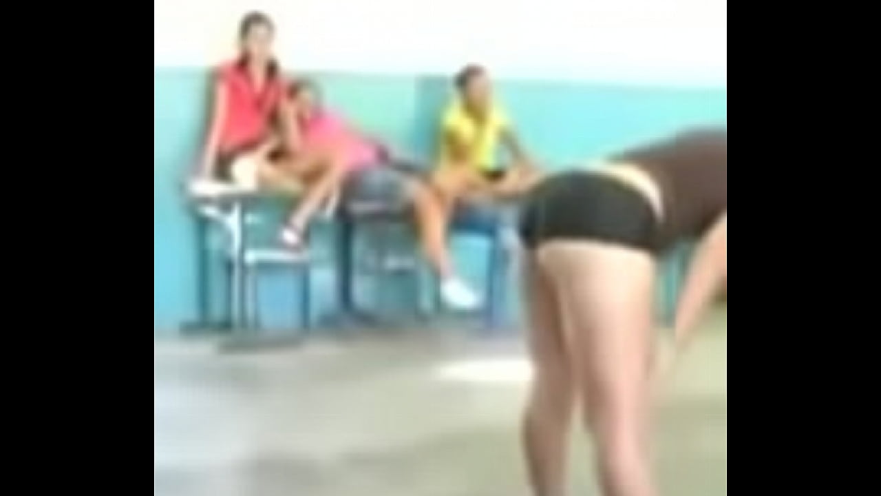 Gostosa dançando na Escola de Shortinho