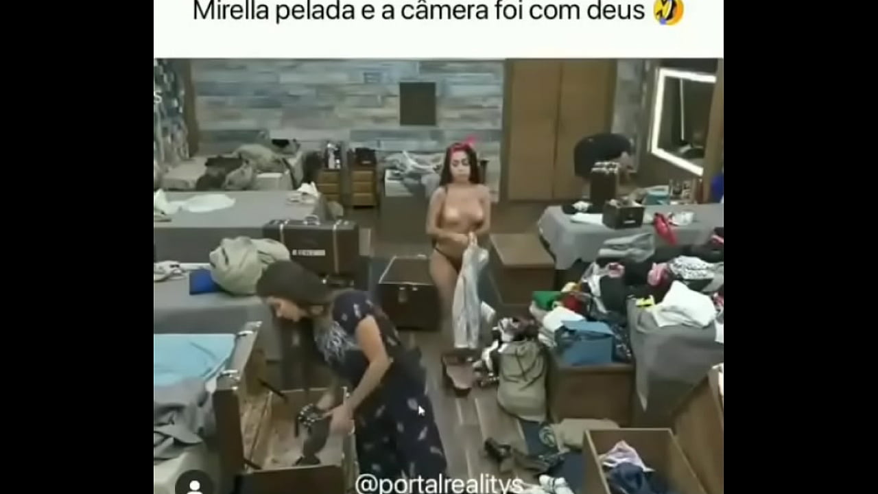 MC Mirella pega pela câmera pagando peitinho