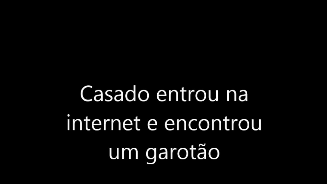 Casado saindo durante o trabalho para dar a bundinha