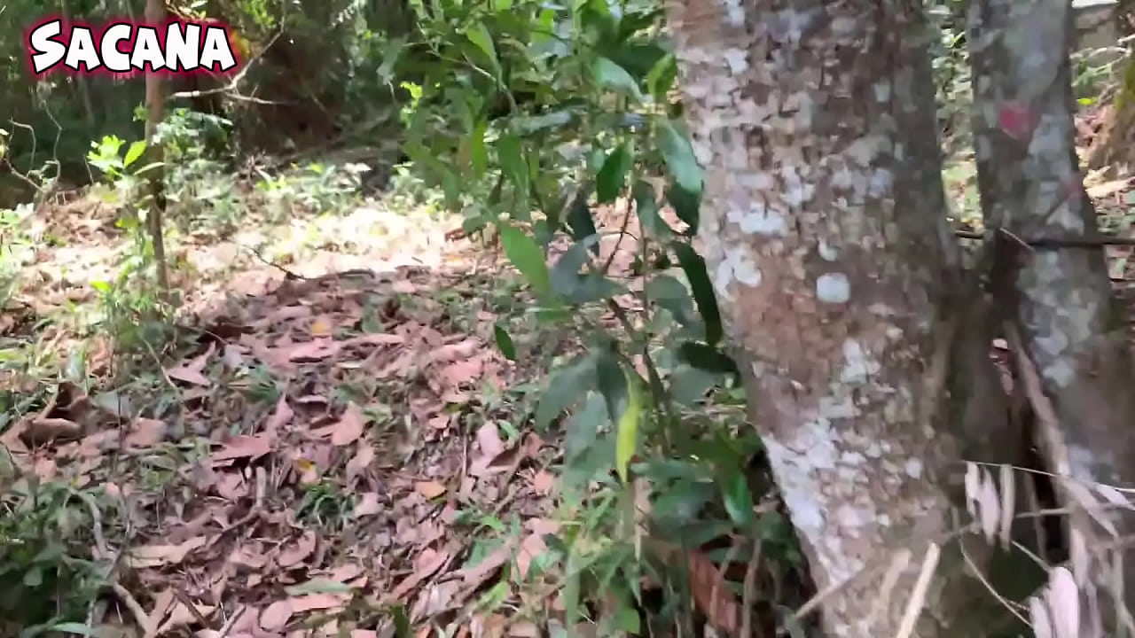 Ela se perdeu das amigas na floresta e foi encontrada pelo lenhador tarado