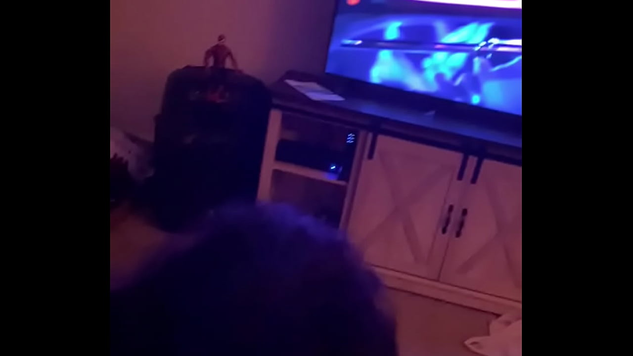 Con mi gorda rica un buen polvo en la sala viendo la televisión