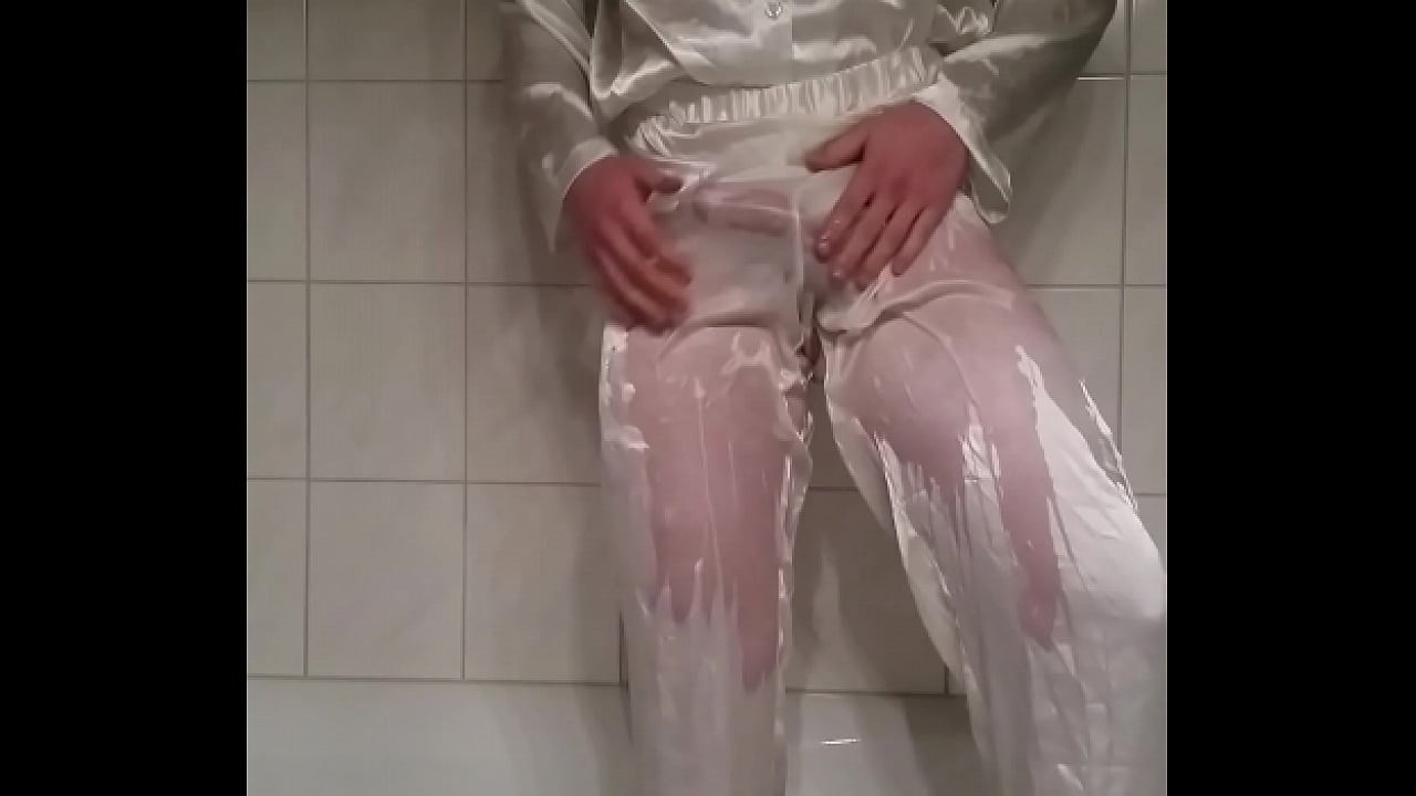 Selfpissing in Satin