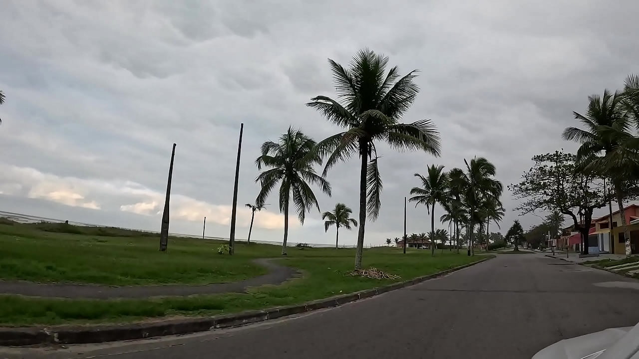 Fiquei peladinha andando no carro pela cidade e na praia pegando no pau do motorista