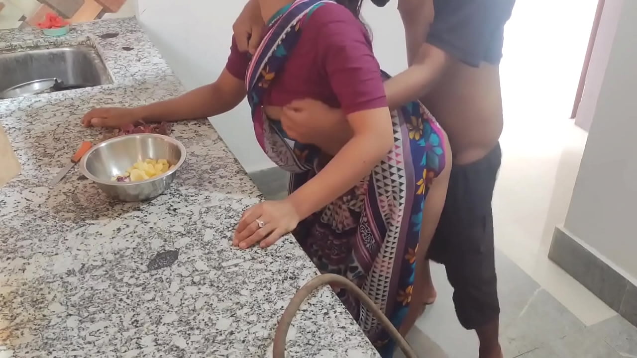 Indian aunty ko kitchen pe husband ne pelke chuda, Indian Big boobs bhabhi sex affairs in kitchen