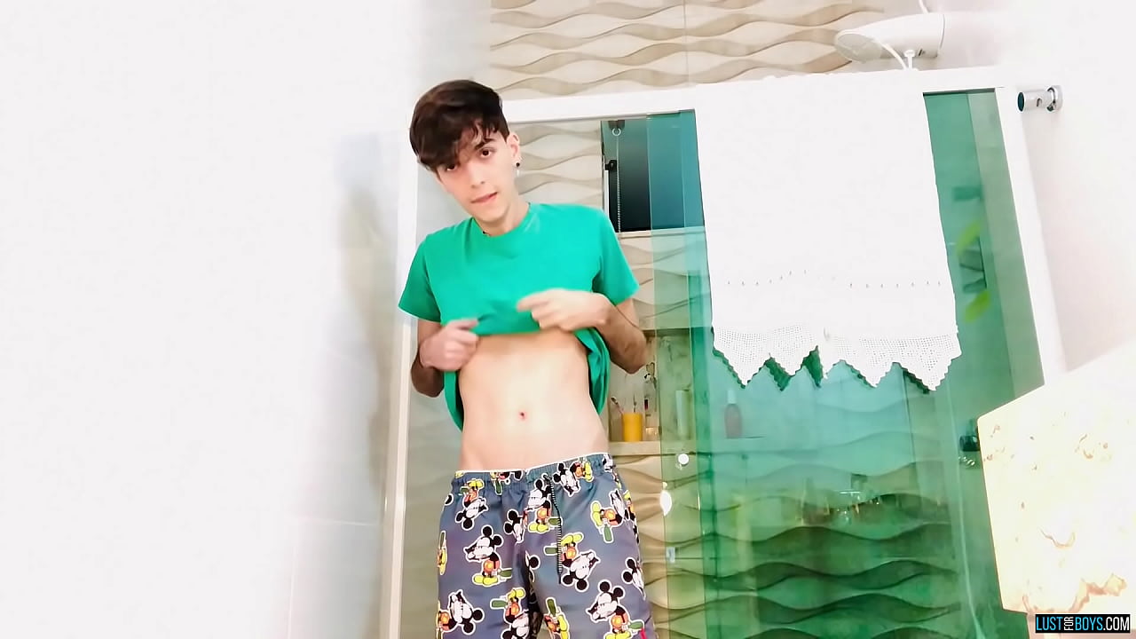 Cute twink jerks off in homemade video