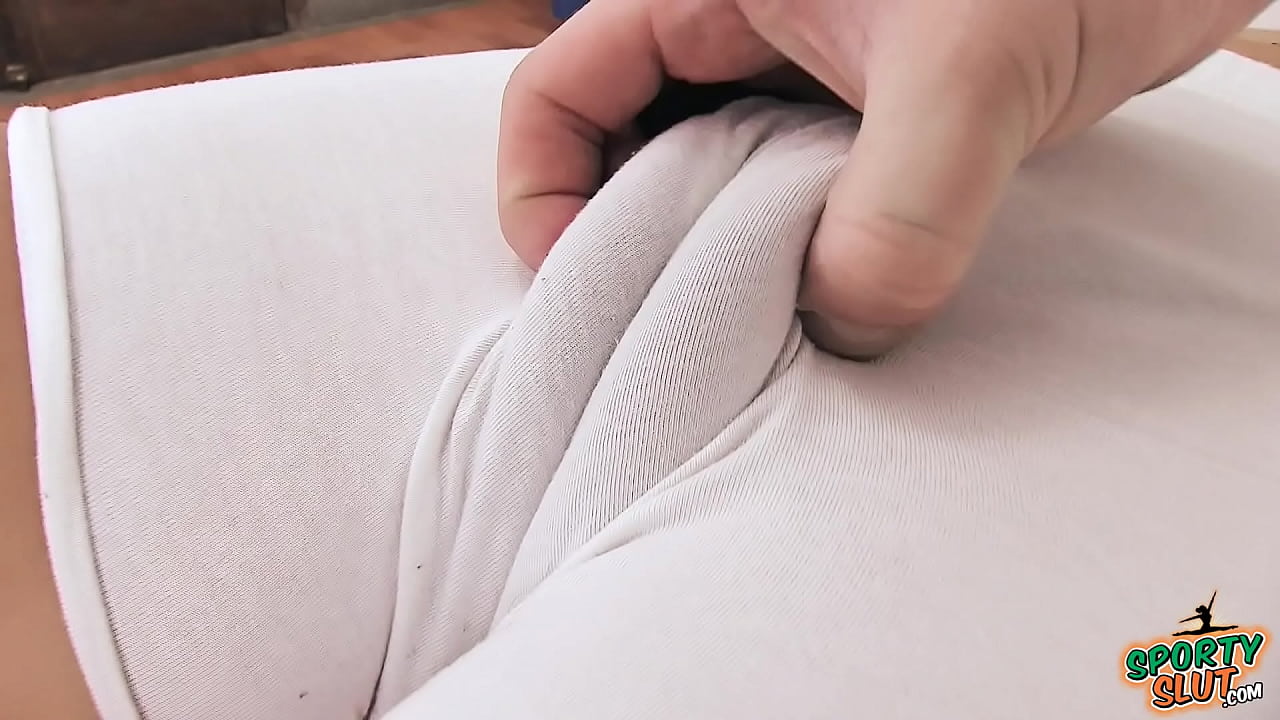 Big Ass Brunette Huge Cameltoe Pussy Working Out.