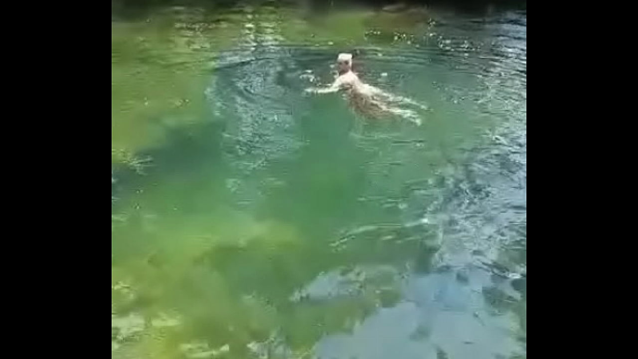 Deutsche Milf Mama Sandra in Kroatien auf mreznica schwimmt ganz nackt im wasser