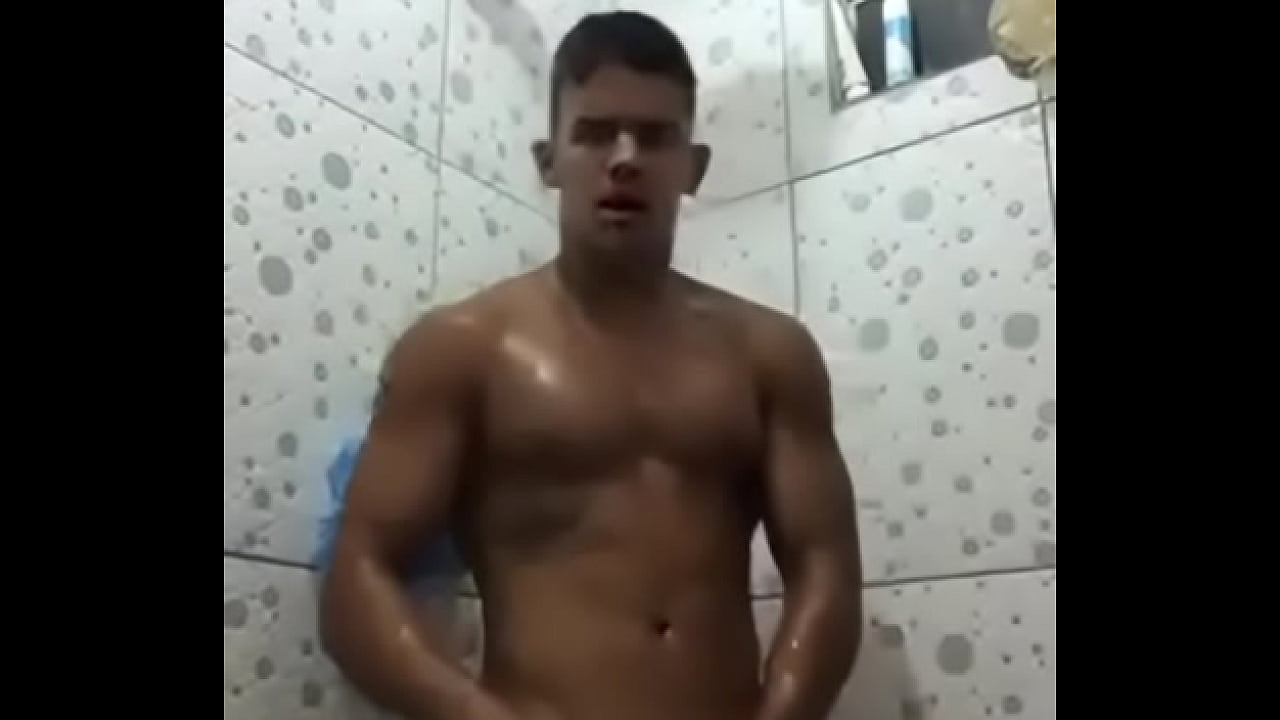 homem gostoso tomando banho em banheiro com rola grossa dura