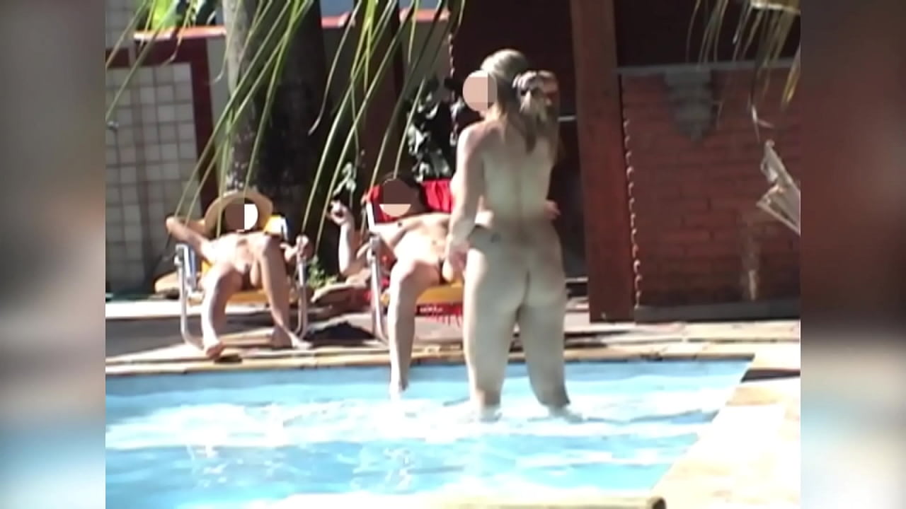 Garota grava vídeo das amigas tomando sol completamente nuas