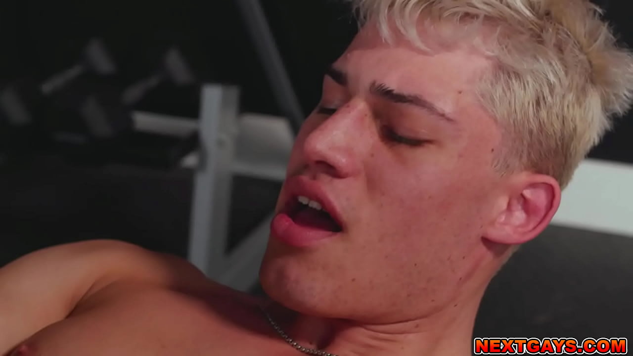 Aiden Masters deepthroats Carter Woods big cock and rims his asshole