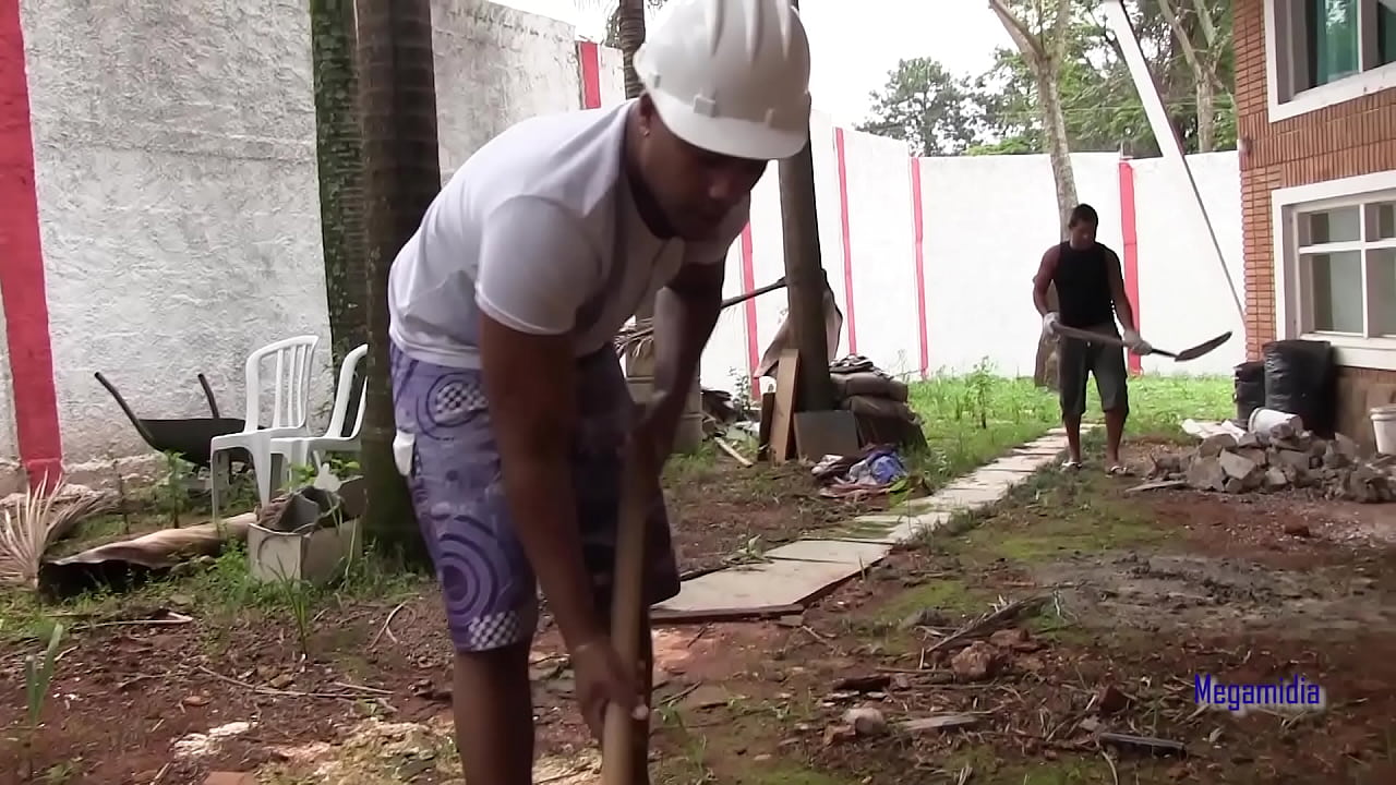 Os pedreiros comeram orabo da mulher do patrão caloteiro