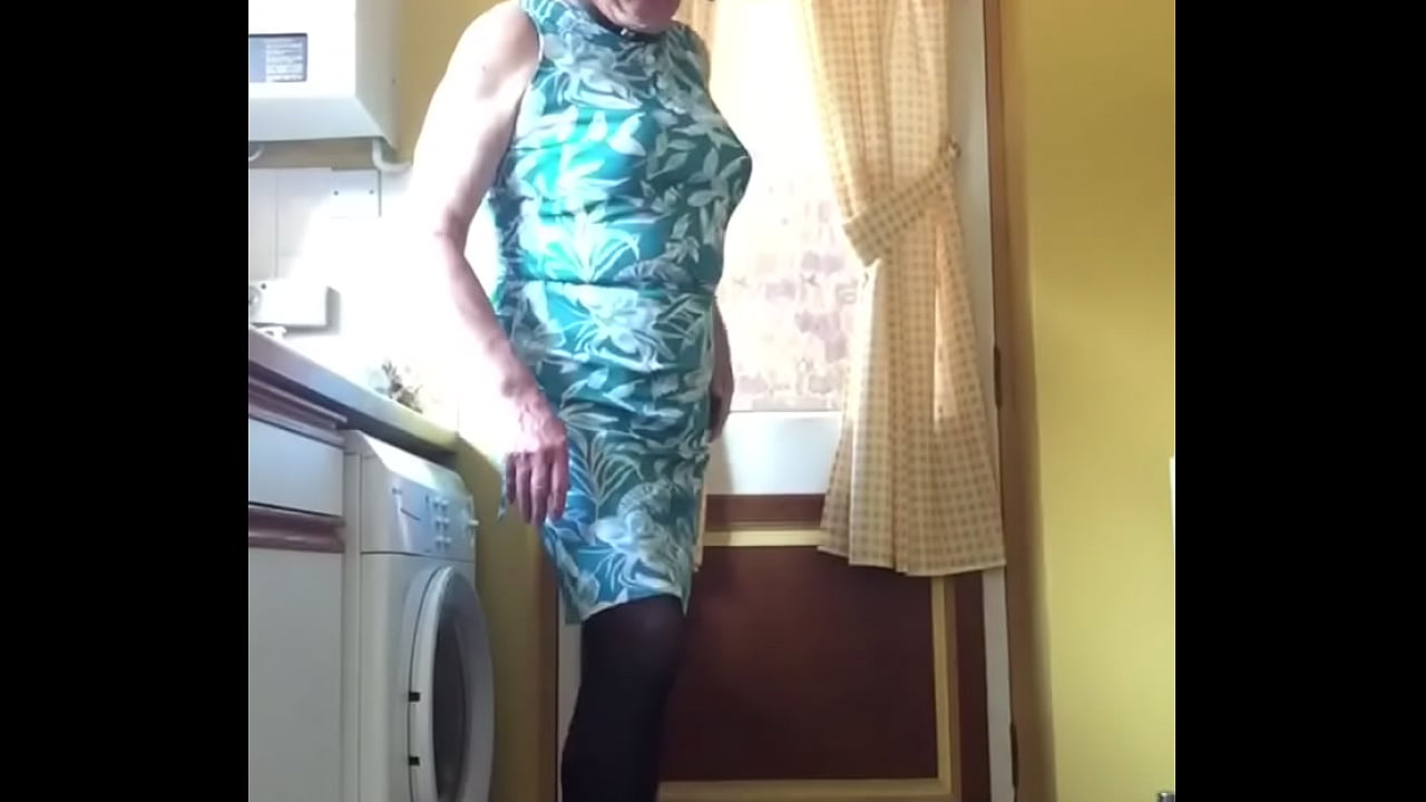 Transvestite dresses at home, indoor & outdoors !