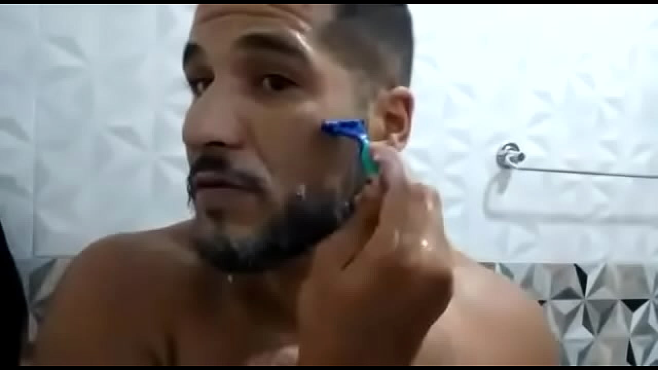 Realizando fetiche  no banheiro - fazendo a barba