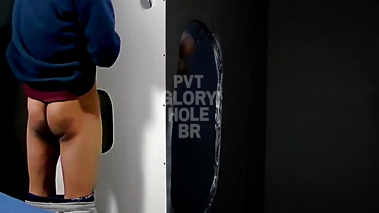 Olha que delícia esse motoboy me dando muita porra no GloryHole!!! (COMPLETO NO RED)