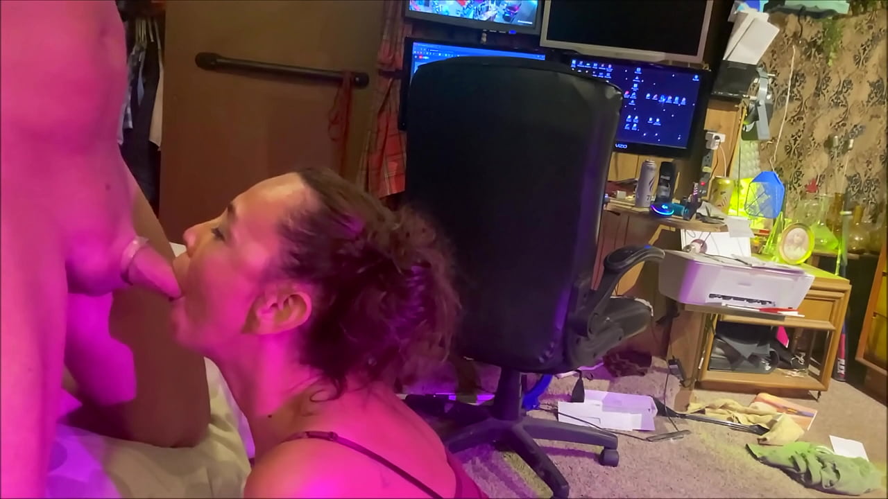 Sexy Asian Stepmom Gives Hand Free Deepthroat