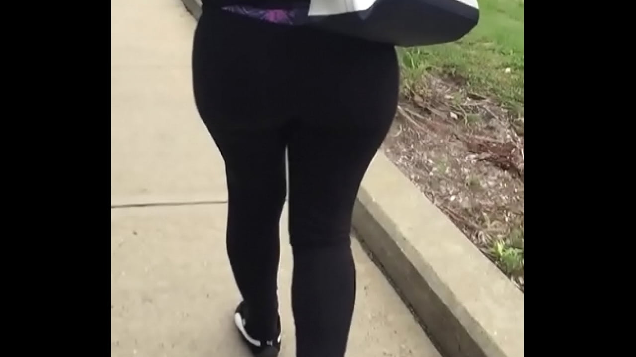 vouyer thick big bubble butt booty classmate candid ass jiggling while walking