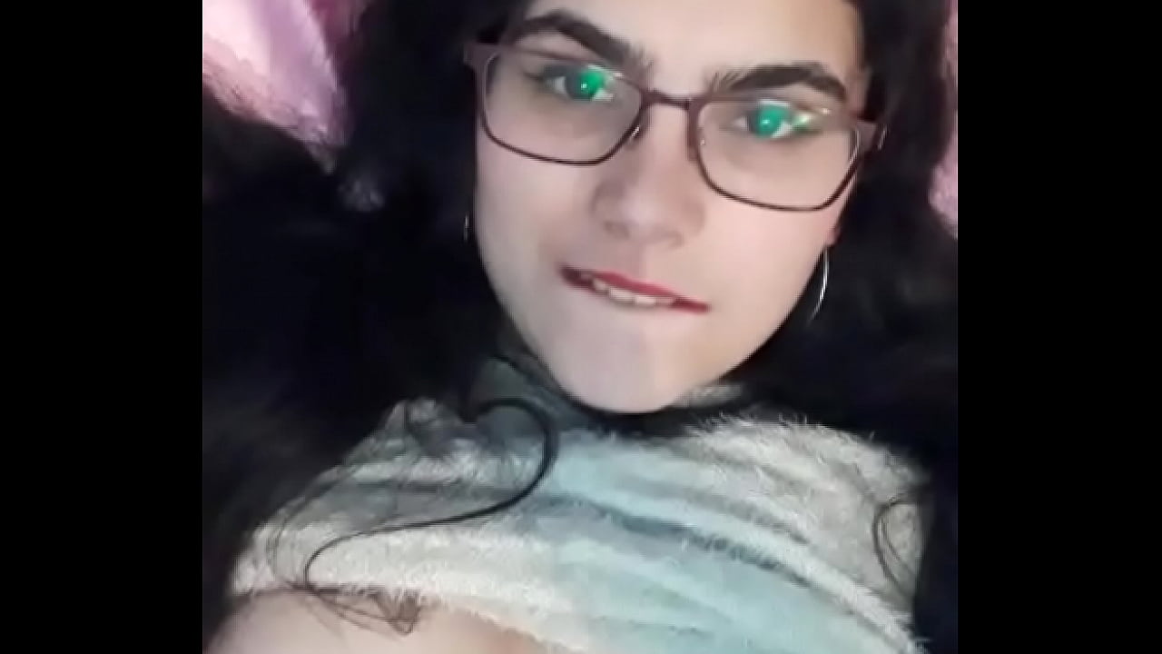 Ingrid Nynfa sensualizando mostrando os seios