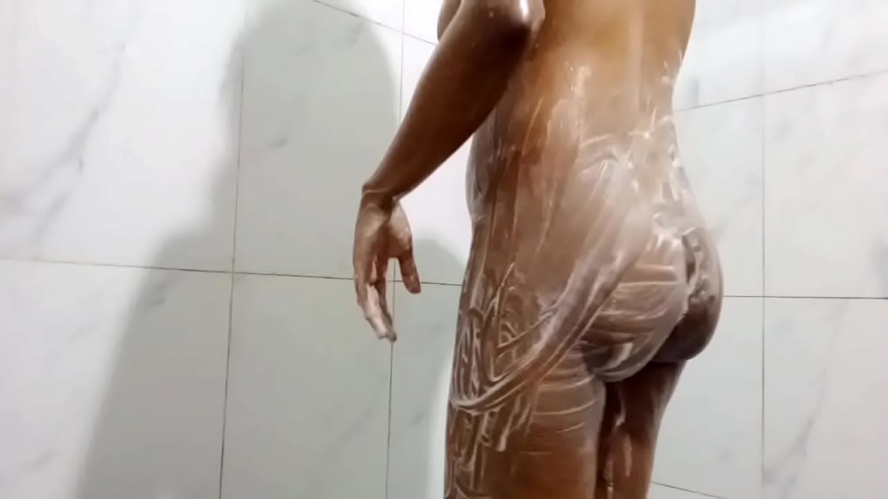 Desi Indian teen girl Pissing while bathing