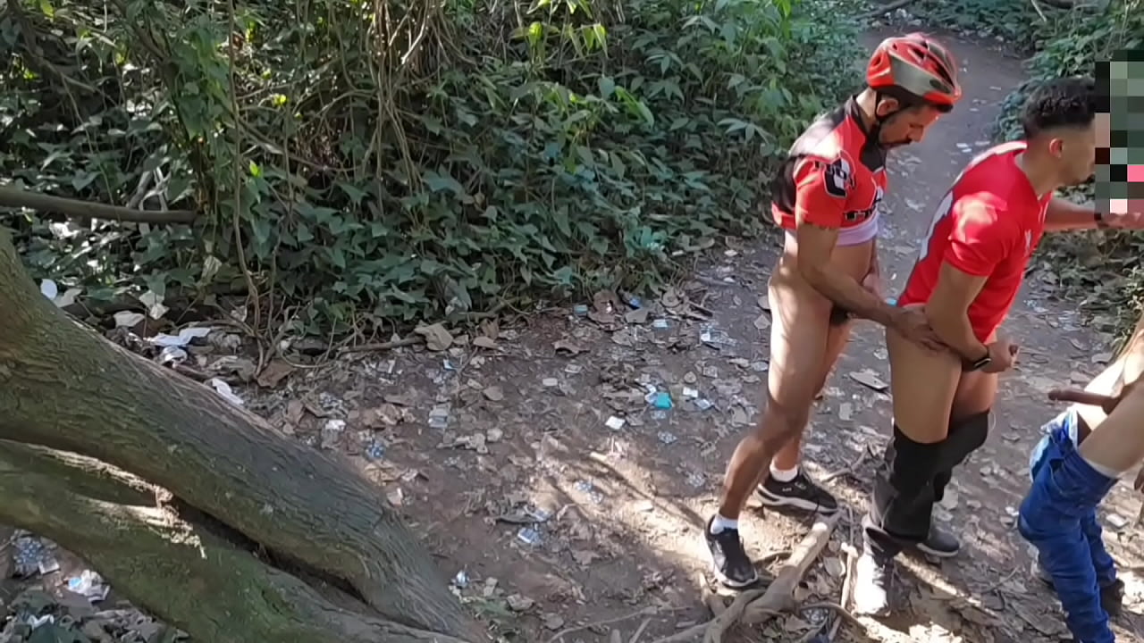 CÂMERA DE SEGURANÇA DO PARQUE FLAGA JOVEM DE 19 ANOS FAZENDO SEXO COM HOMEMS CASADOS EM PLENA LUZ DO DIA.