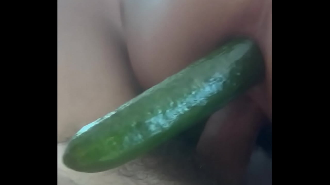 se come el pepino por el culo