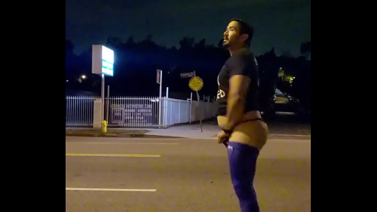 Thick ass twerking in the street