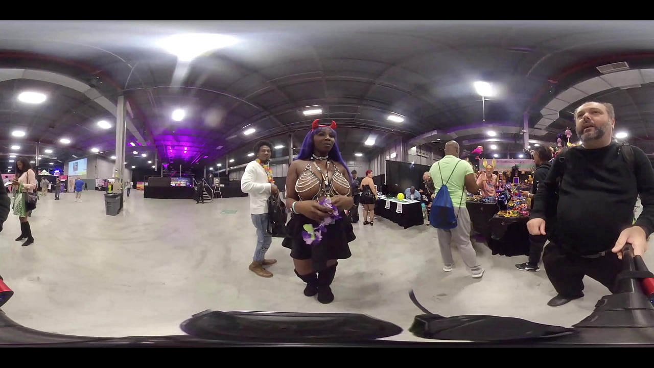 dancer jiggles boobies and butt at convention