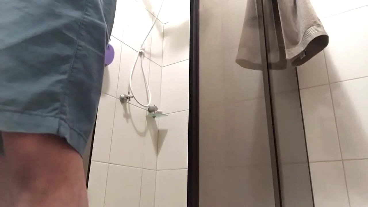 Homem gostoso no banho mostrando tudo pra você!!