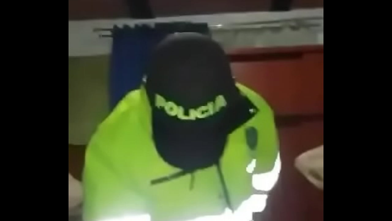 Policia Arrecho Me Culea