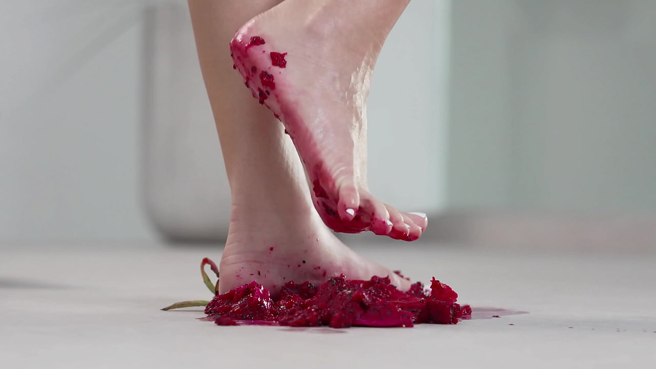 4K HOT FOOTFETISH! Crushing fruits with bare feet and high heels!