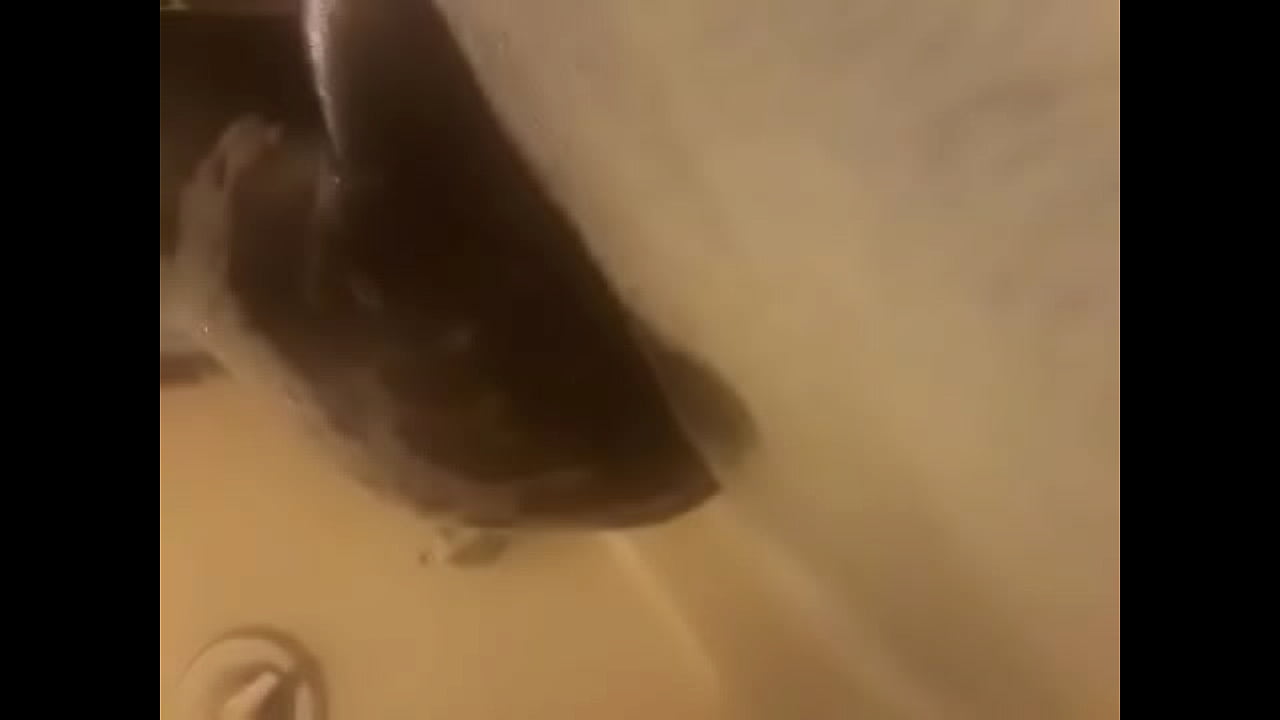 Ass shaking in the shower.