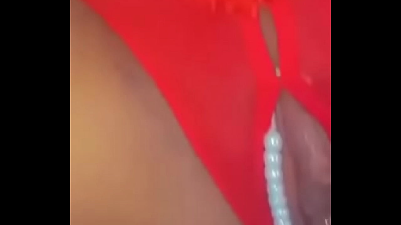 Fucking her pussy with red pants and beans