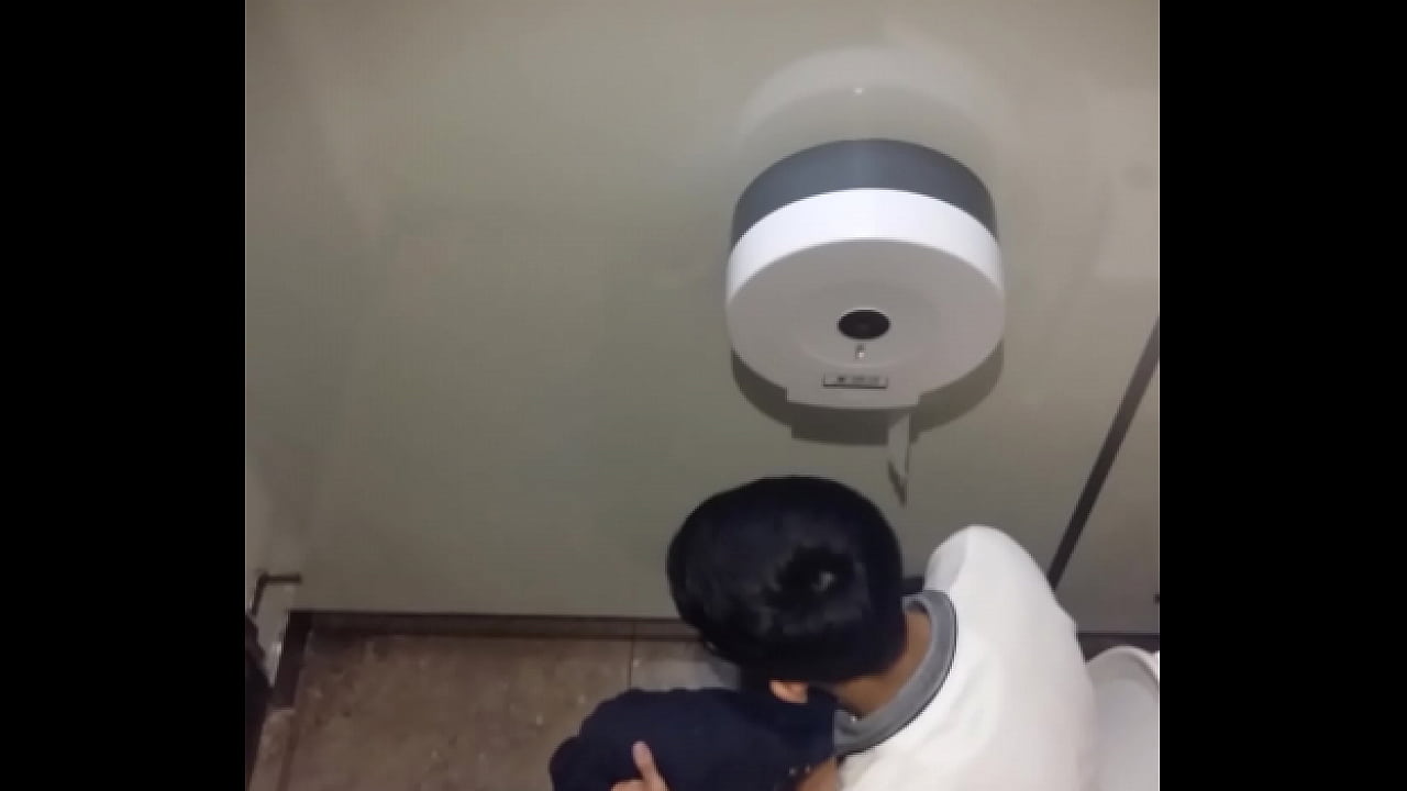 Sục cu trong toilet Pearl Plaza