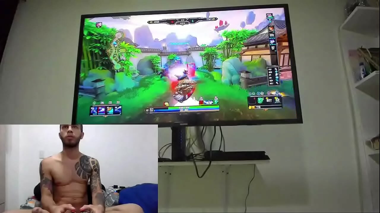 se pone a jugar en su consola desnudo