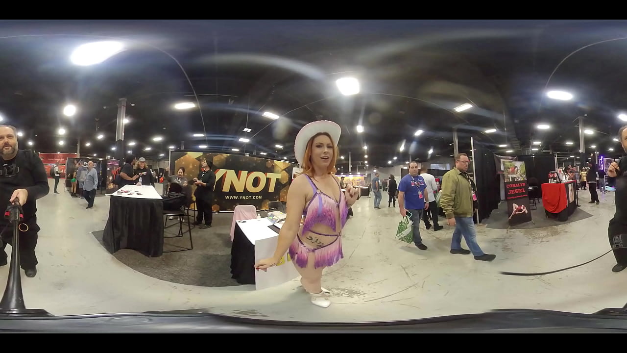 Porn star jiggle boobies and booty at convention