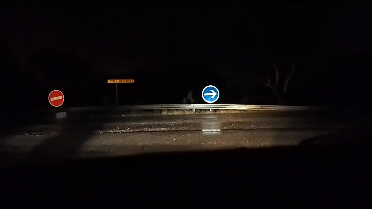 sous la pluie devant voiture nuit pluvieuse