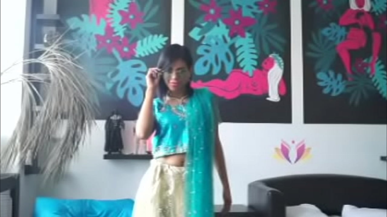 Porno chick shaking booty on Indian song