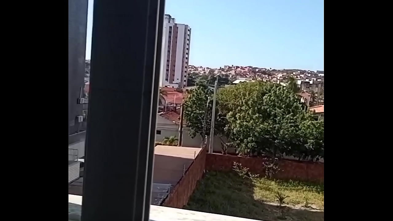 Batendo uma punheta bem gostoso na janela de casa