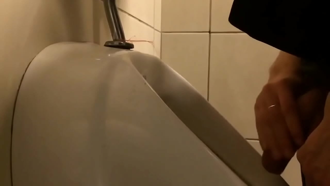 Roludo pica grossa no banheirão