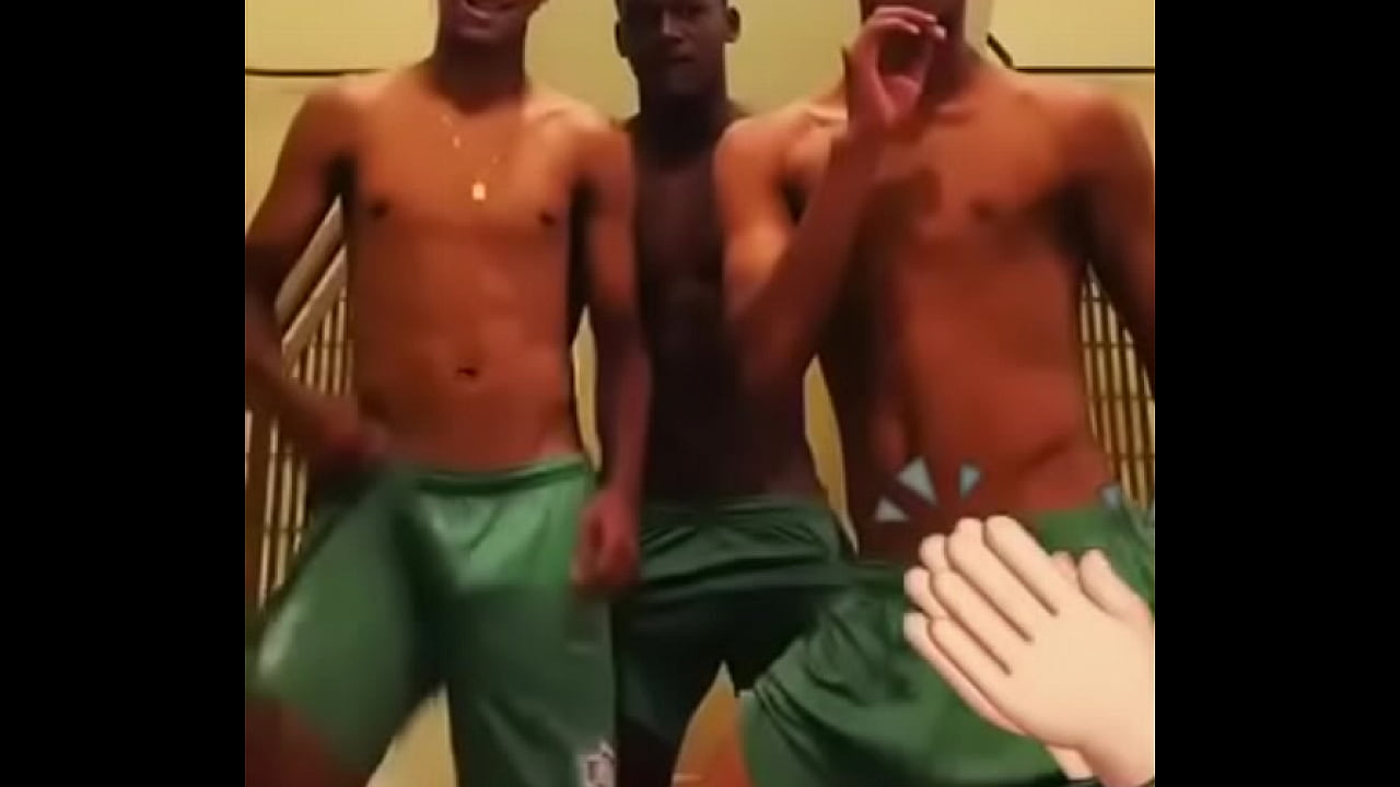 Jogadores sem cueca dançando funk