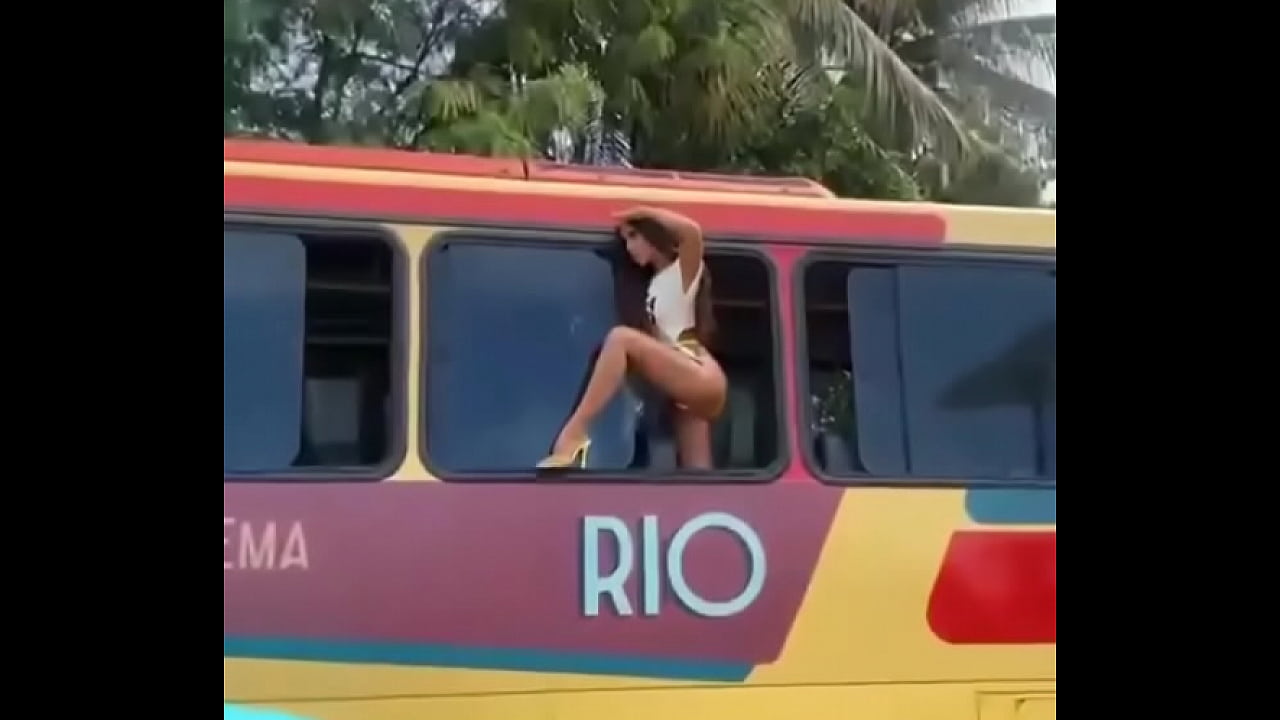 Anitta em um ônibus