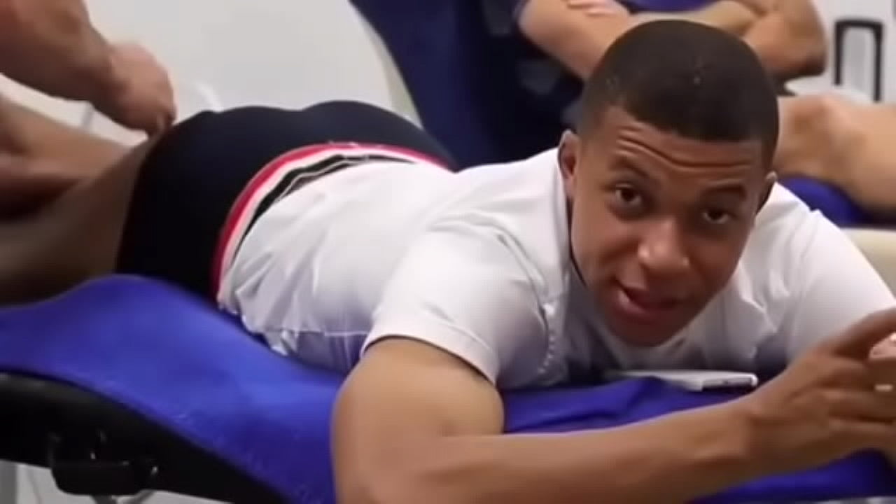 Mbappé recebendo massagem