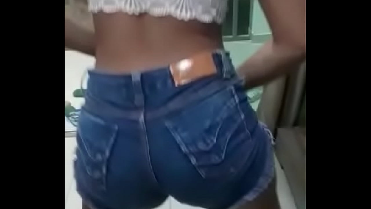 Vídeo de uma garota rebolando a bunda.