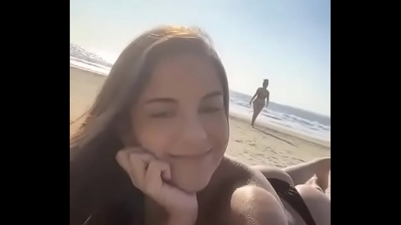 Peruana psicologa tomando sol en Mancora