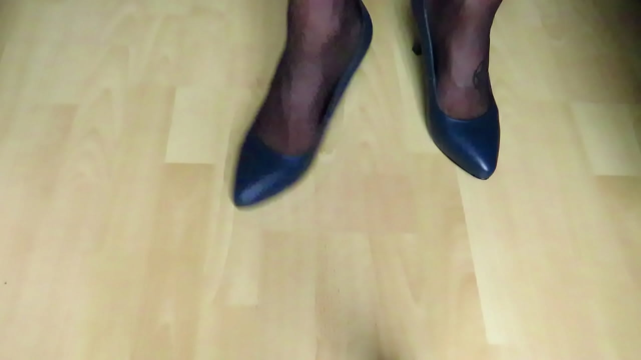 leather pumps worn by Queen of shoeplay