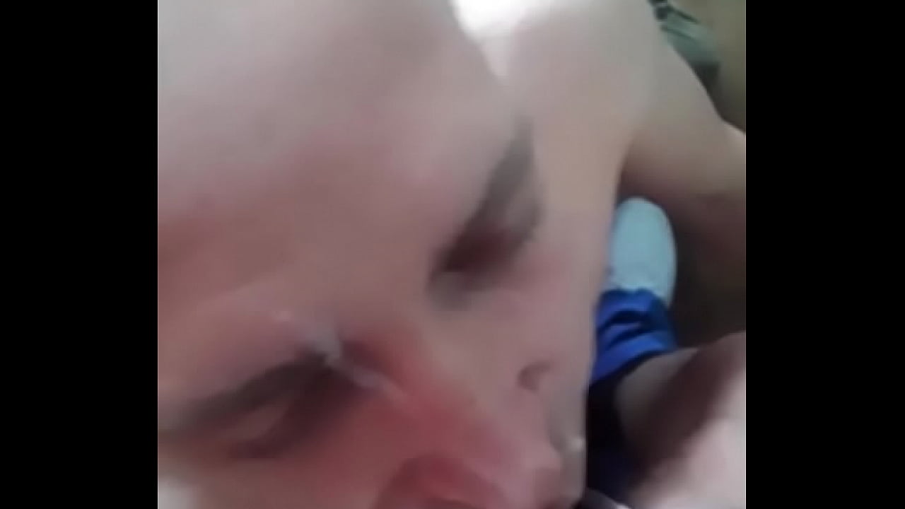 Masajista gay argentino recibe una eyaculación facial sobre los ojos