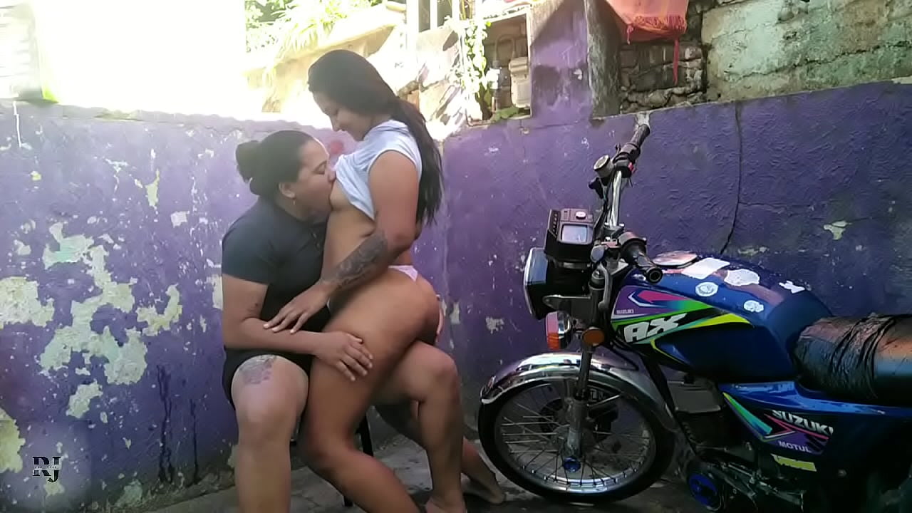 me ayuda a lavar la moto, la recompenso follandomela parte 1