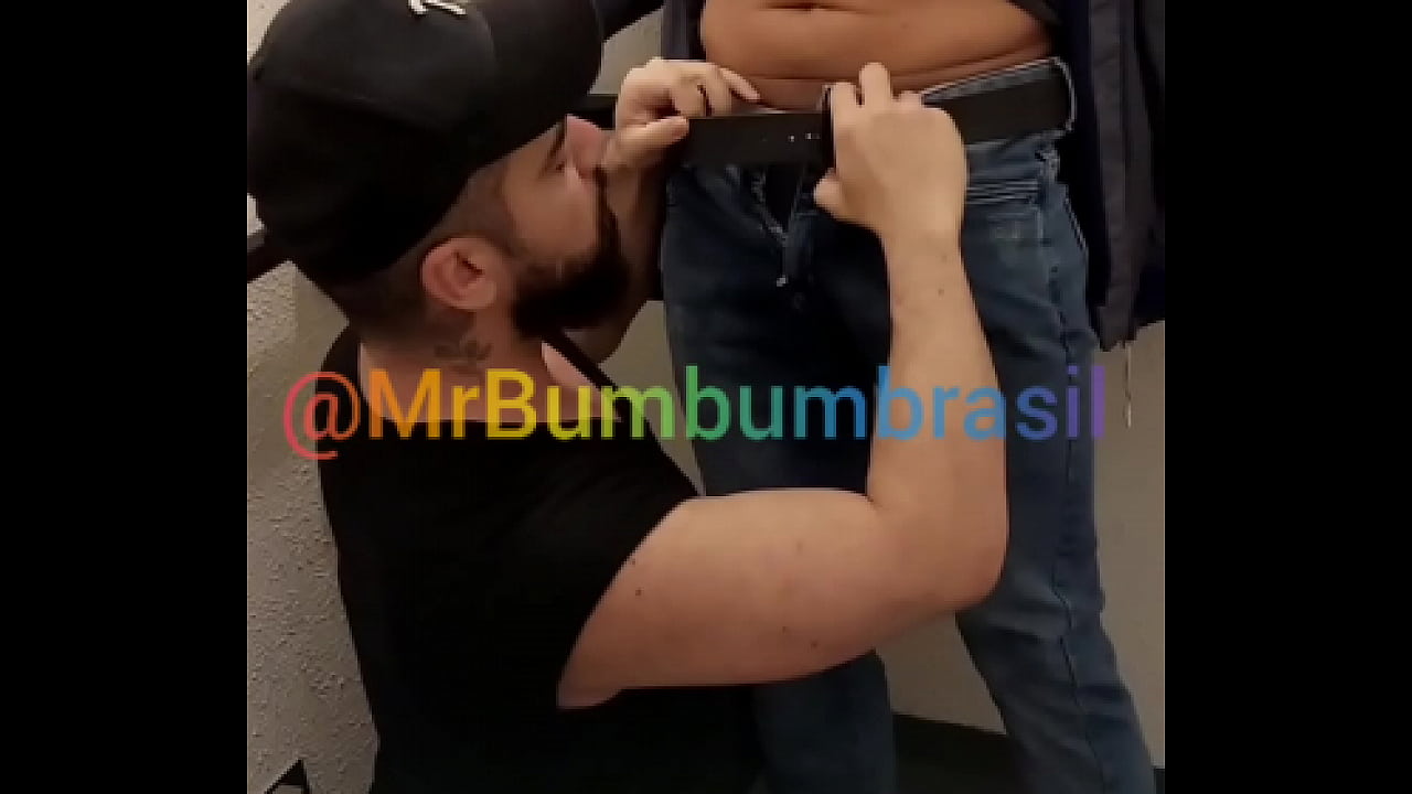 MrBumbumbrasil encontrou um puto na escada